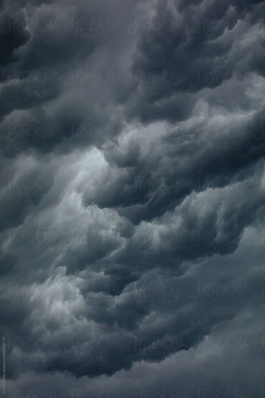 Badai Dramatis Awan Hujan Gelap Bergerak Di Atas Langit oleh Zoran Djekic. Awan, Langit hujan, Cuaca, Langit Hujan wallpaper ponsel HD