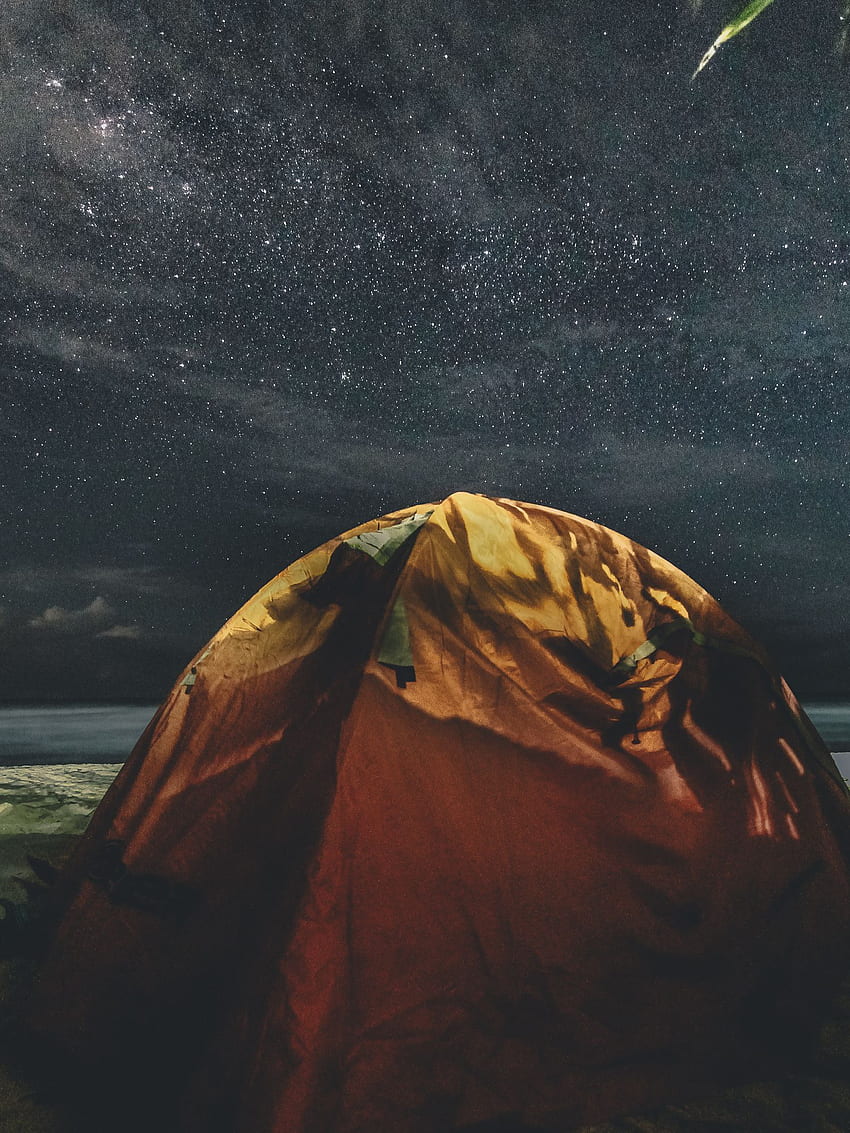 Tenda da campeggio arancione e verde sotto il cielo stellato · Stock Sfondo del telefono HD