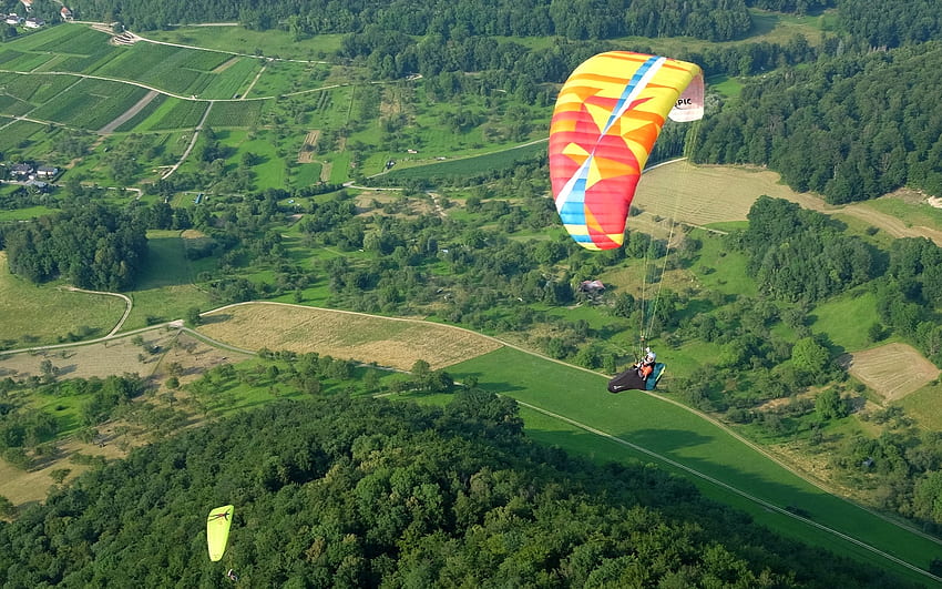 Paralayang di atas Lapangan, paralayang, udara, lapangan, paraglider Wallpaper HD