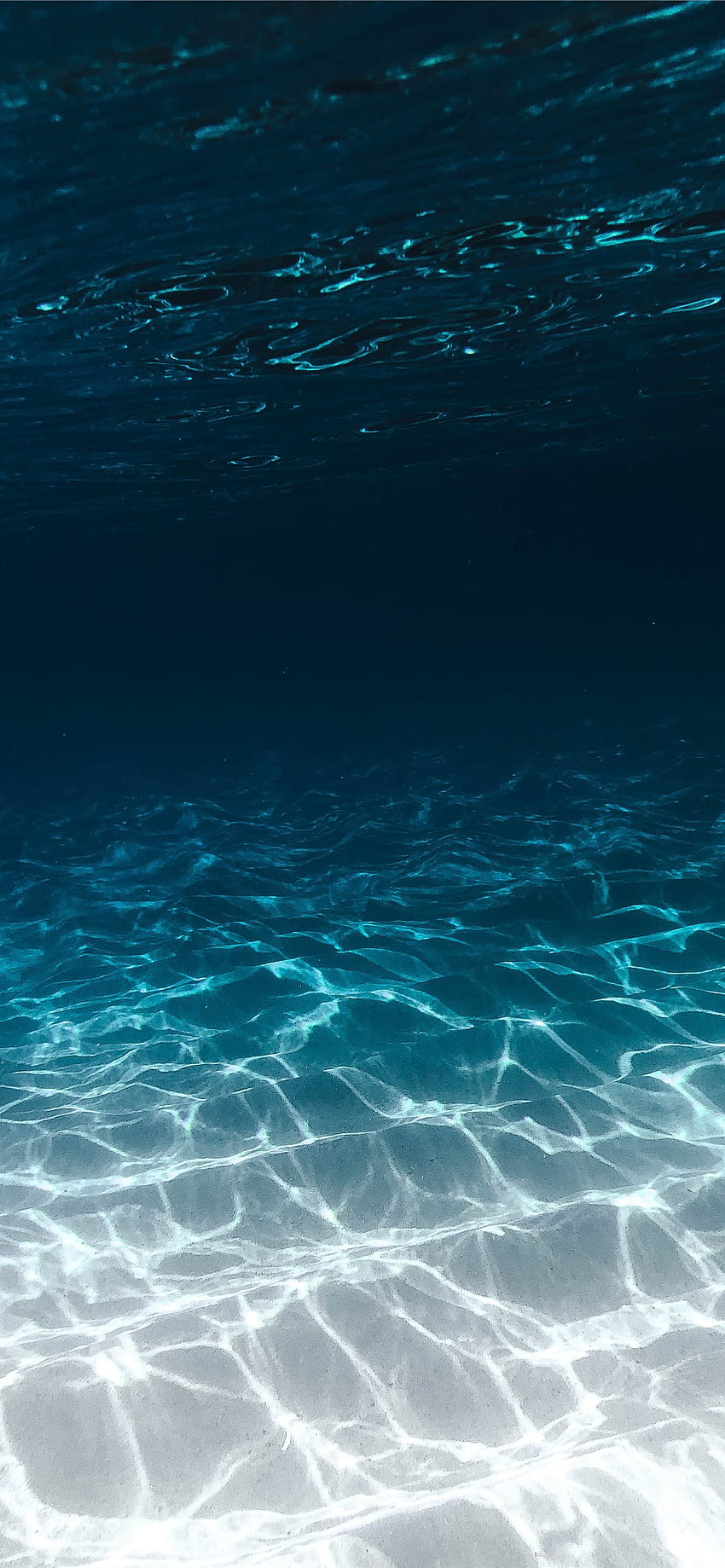 сив пясък под синя чиста вода iPhone 12 , Чист океан HD тапет за телефон