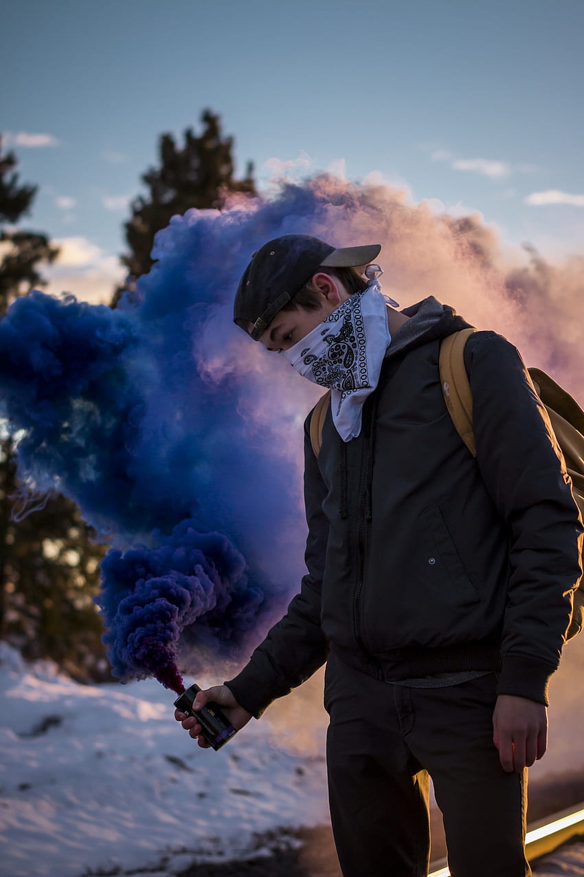 mann mit bandana, der blauen rauch hält, kann stehen. Rauchbombe, Boy Smoke HD-Handy-Hintergrundbild