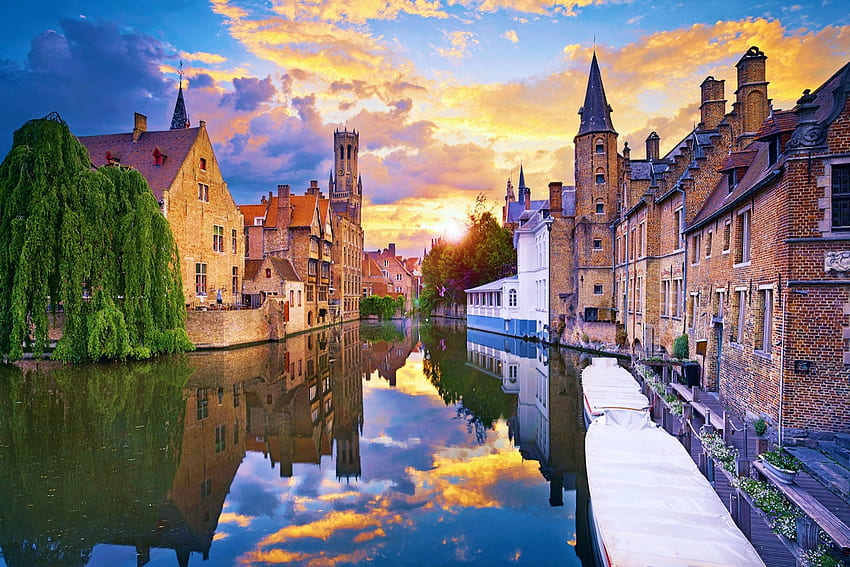 Bruges เบลเยียม แม่น้ำ อาคาร เรือ เก่า เมือง ท้องฟ้า พระอาทิตย์ตก วอลล์เปเปอร์ HD