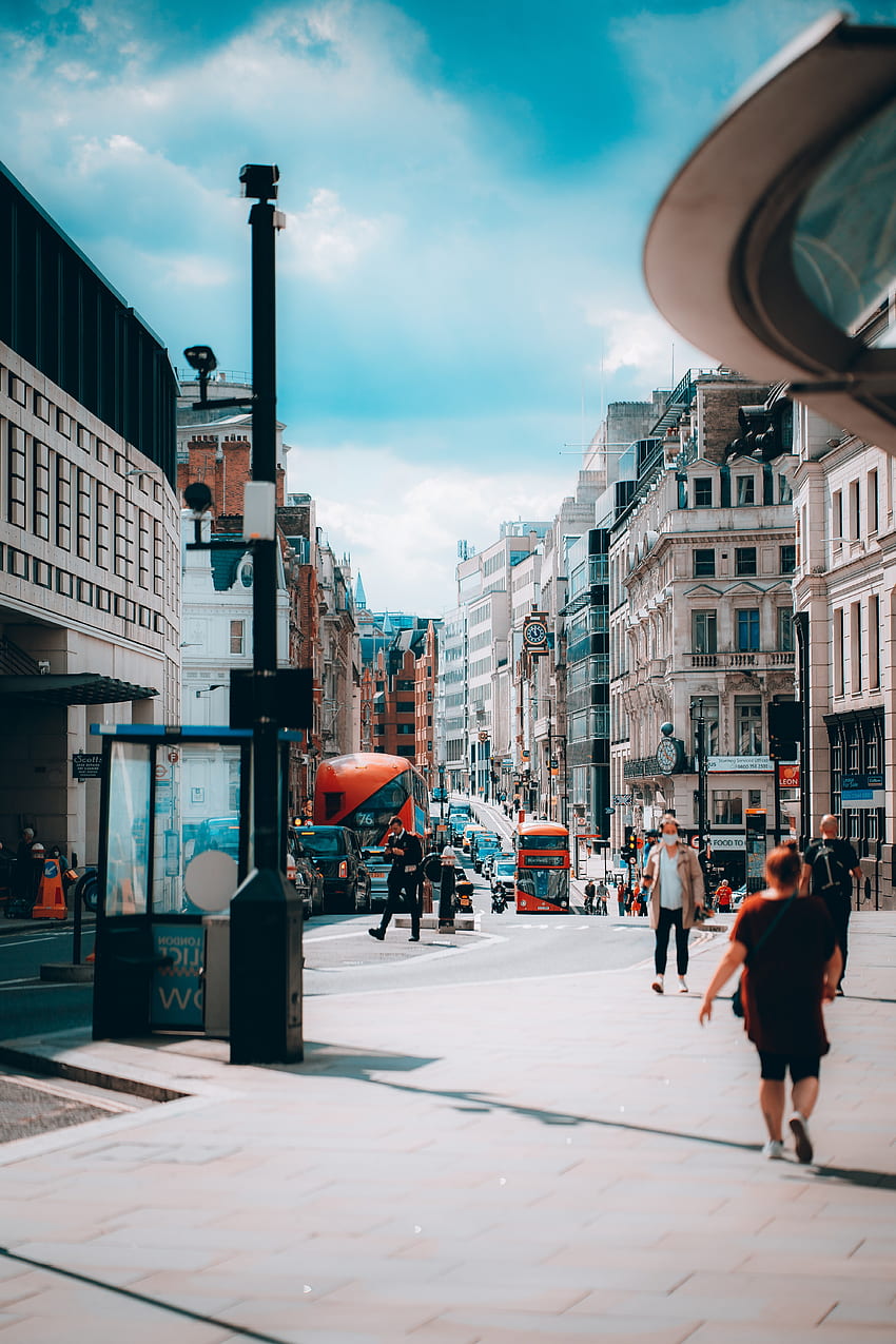 Menschen auf den Straßen von London · Stock, England Ästhetisch HD-Handy-Hintergrundbild