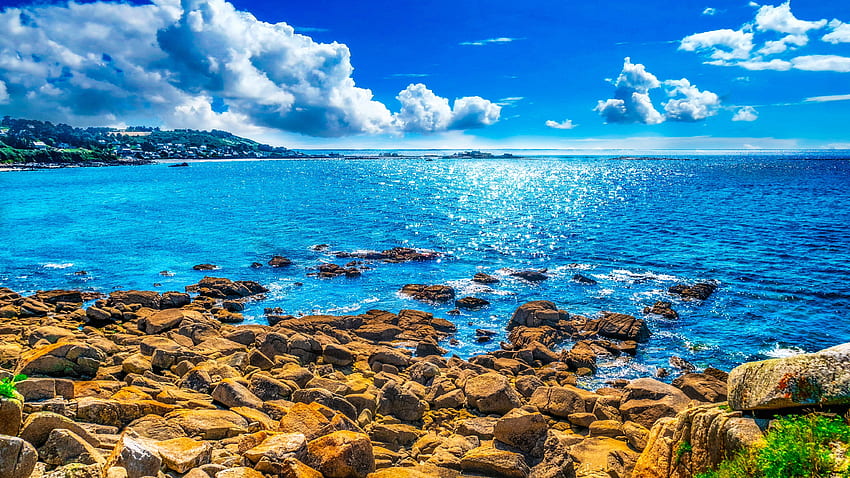 Skały, wybrzeże, słoneczny dzień, błękitne morze Tapeta HD