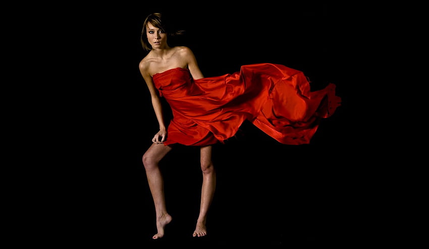 Zoe Voss in rosso, nero, mora, piedi nudi, vestito senza spalline, vestito rosso Sfondo HD