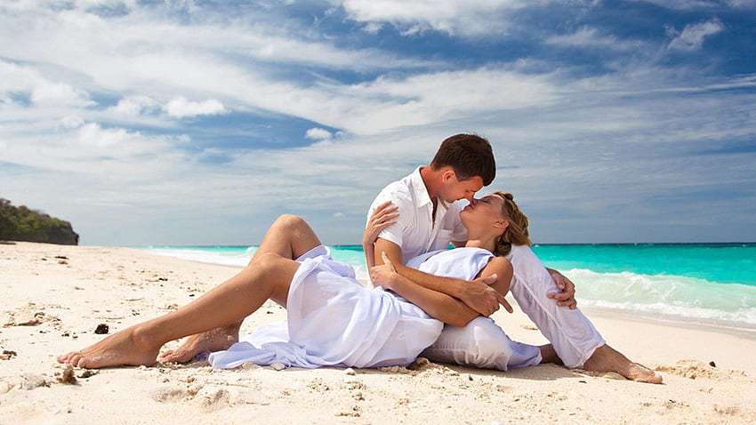 Love Romance Kiss Summer Sea Beach Romantic Couple HD wallpaper