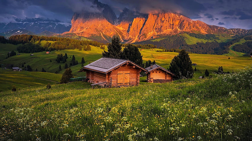 Valle de Val Gardena, casas, montaña, dolomitas, prado, hierba, Italia, hermoso, flores silvestres, valle, vista, puesta de sol, pueblo fondo de pantalla