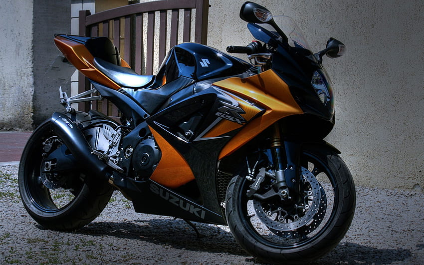 Suzuki motorcycle parked outside the house HD wallpaper