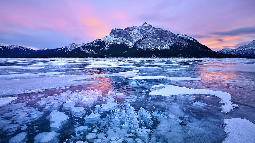 흰 구름 푸른 하늘 배경 자연에 눈이 덮여 바위 산 얼어붙은 물의 가로 보기 HD 월페이퍼