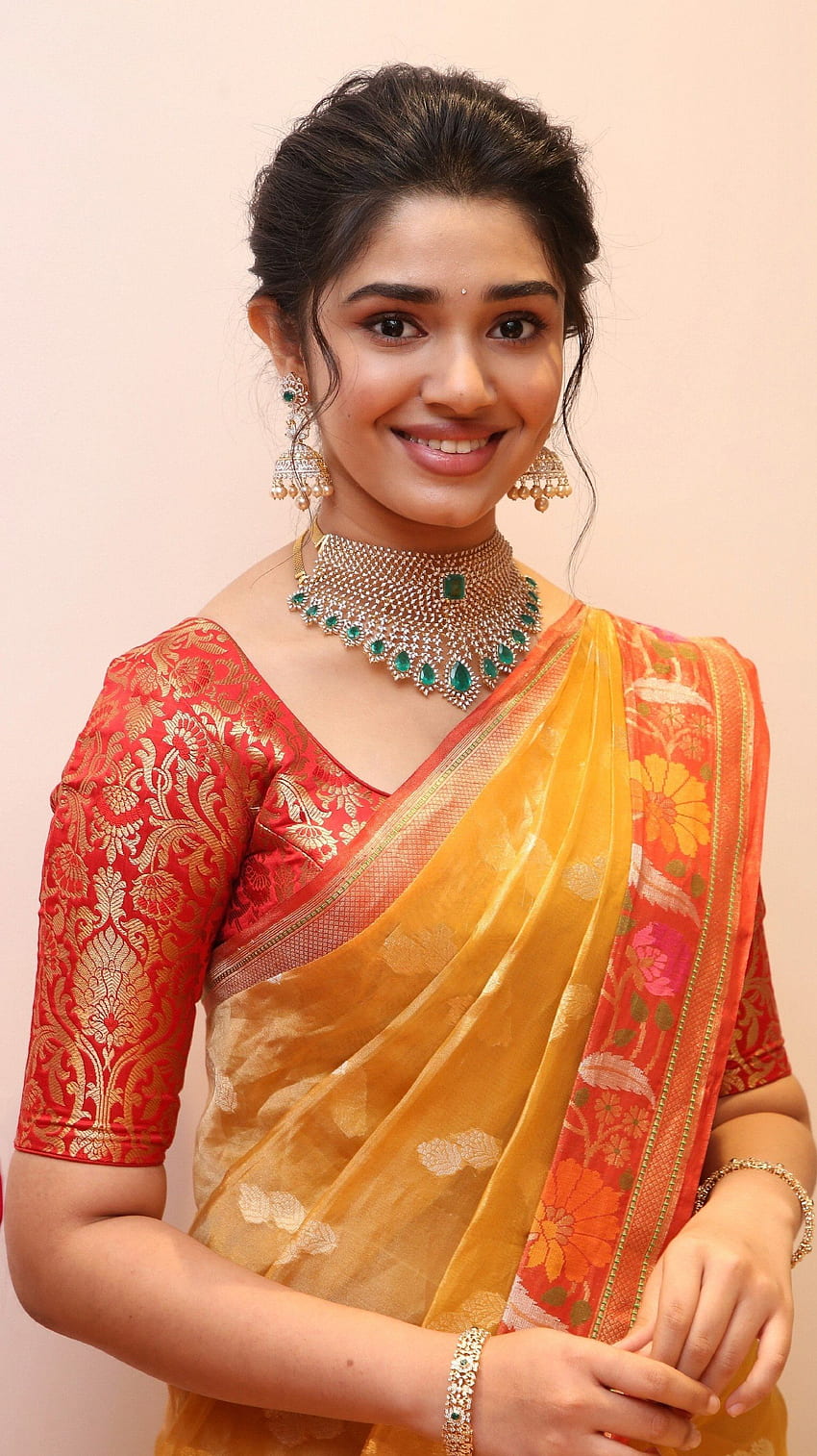 Krithi Shetty, attrice telugu, bellezza sari Sfondo del telefono HD