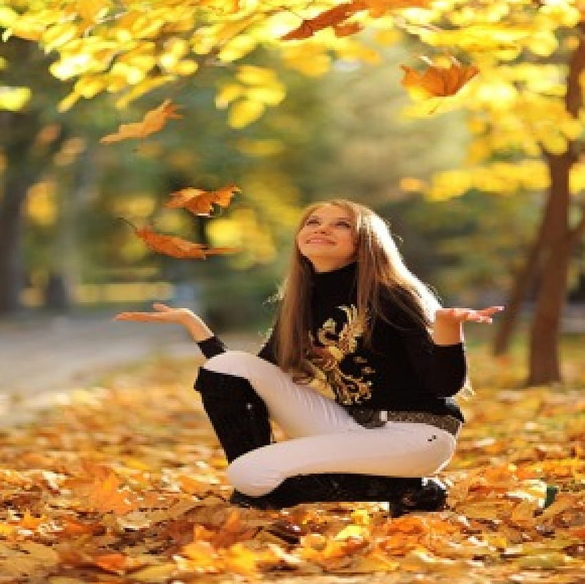 Autumn Girl, stivali neri, capelli lunghi, splendore autunnale, alberi, autunno, felice, pantaloni bianchi, sorriso, paesaggio, mani, tappeto di foglie, ragazza, foglie autunnali, parco, mano, bella, colori autunnali, viso, splendore Sfondo HD