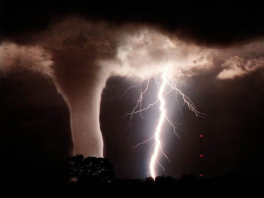 Oświetlenie vs Tornado, noc, błyskawica, chmury, niebo, tornado, burza Tapeta HD
