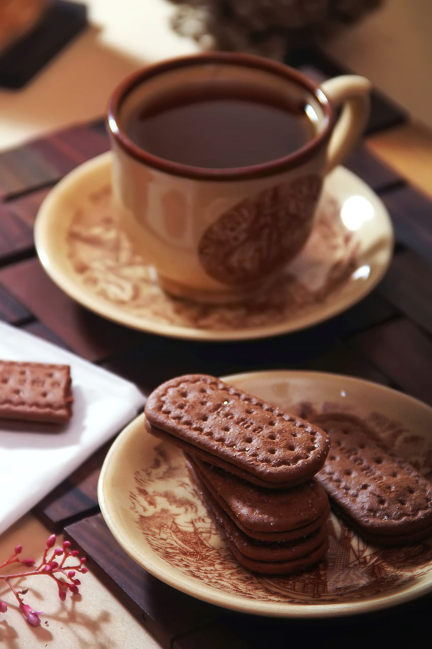 Schokoladenkekse neben Schokoladenkaffee · Brühe, Kaffee und Plätzchen HD-Handy-Hintergrundbild