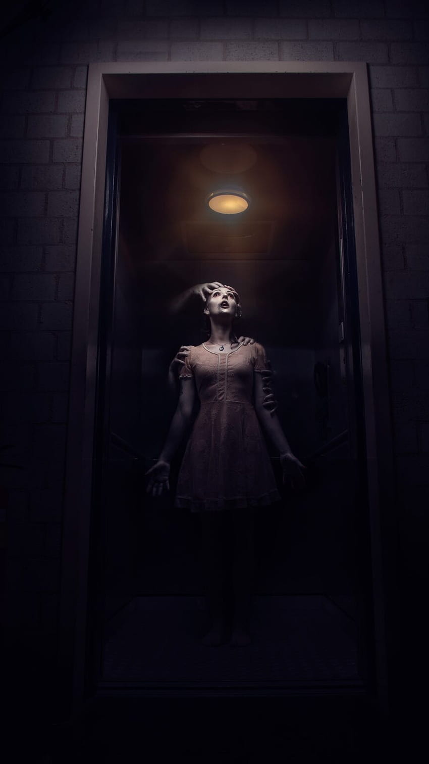 Gruseliges Mädchen, dunkler Horrorraum HD-Handy-Hintergrundbild