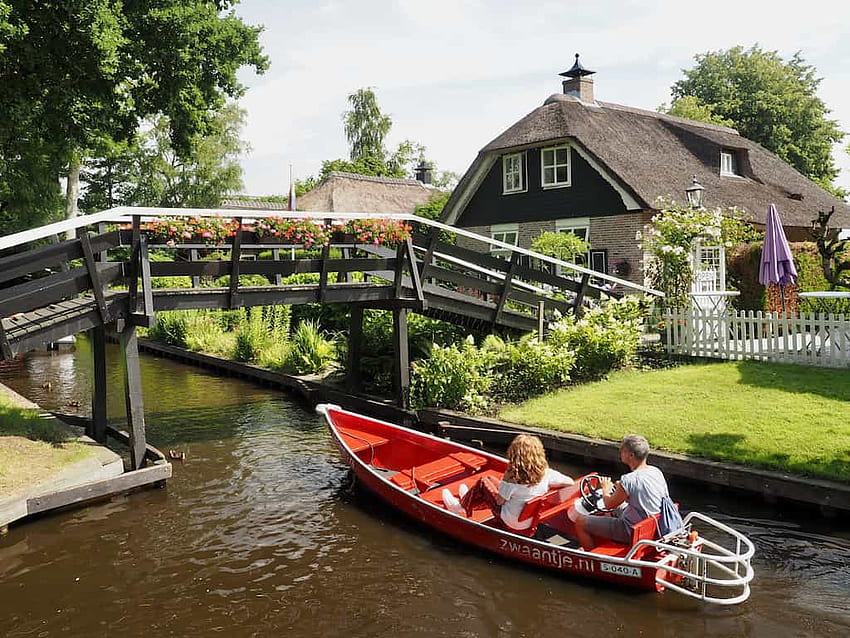 A day tour to Giethoorn village HD wallpaper