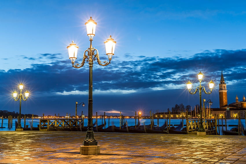 Belle Venise, bleu, mer, ville, lanternes, Italie, romance, grand canal, Italia, Venise, lumières, nuages, ciel Fond d'écran HD