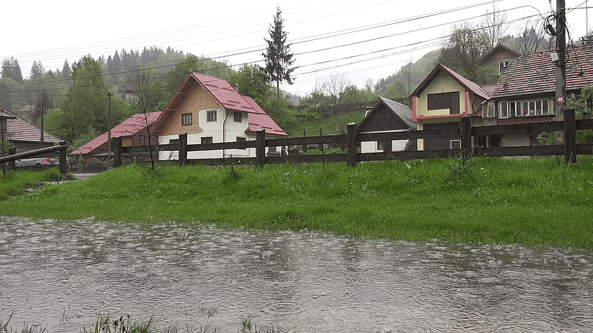 Starker Regen fällt bei schlechtem Wetter im Bergdorf-Verkehrswagen, Dorfregen HD-Hintergrundbild
