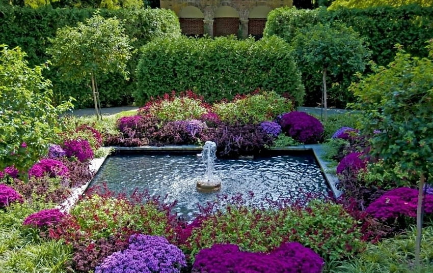 Hermosa fuente, jardín, flores, plantas, fuente. fondo de pantalla