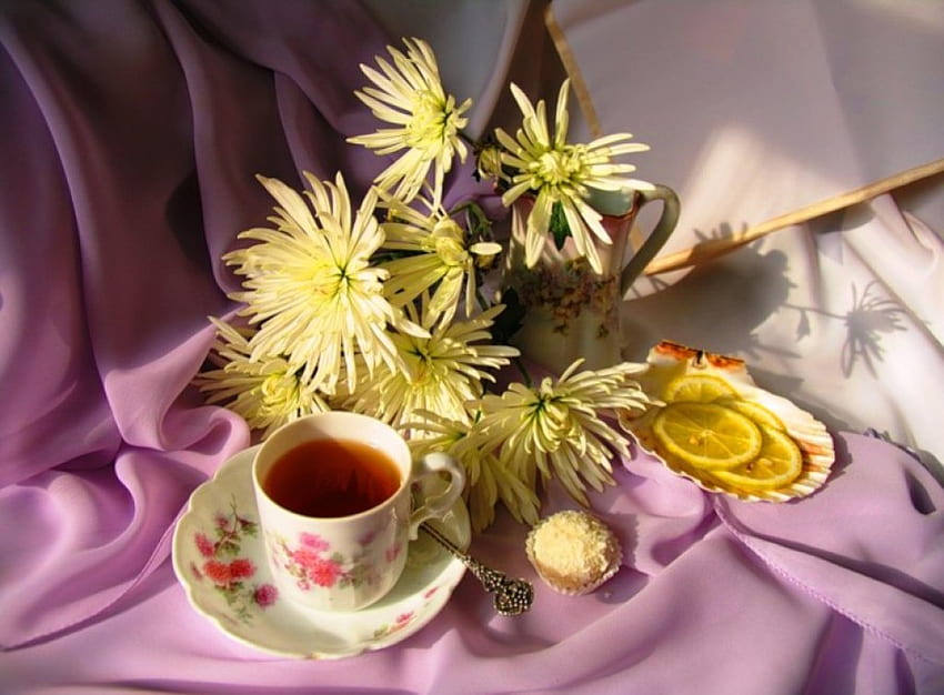 Чай с лимон, чай, натура, декор, чаша, натюрморт, лимон, жълто, плодове, природа, цветя, чинийка HD тапет