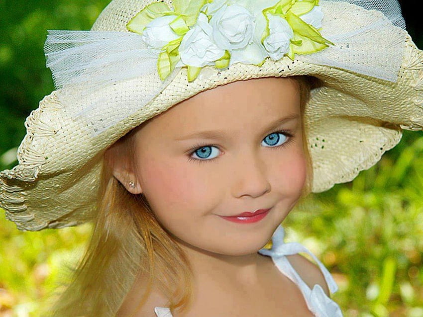 Uśmiechnięta dziewczynka, piękne oczy, biały kapelusz, piękne, piękne długie włosy, piękna twarz Tapeta HD