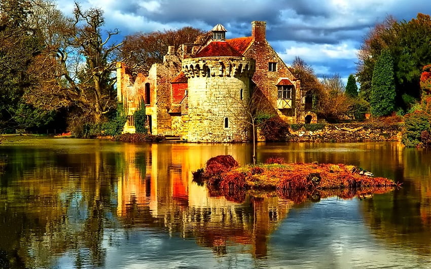 Riverside Castle, река, отражение, облаци, дървета, есен, небе, природа, замък HD тапет