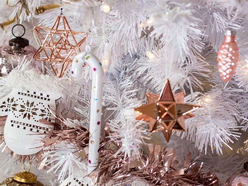 ローズゴールドとピンクの装飾が施された白いクリスマスツリー 高画質の壁紙