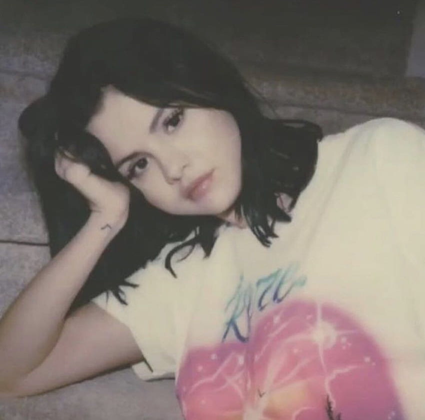 Selena Gomez HQ Selena 'Nadir' Bir Tişört Giyiyor HD duvar kağıdı