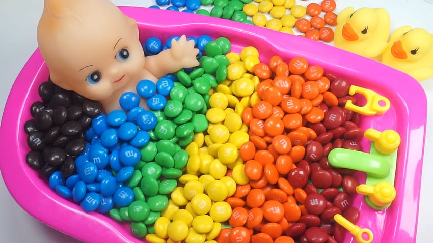 Impara i colori Baby Doll L'ora del bagnetto M&M's Chocolate Candy Come fare il bagnetto Video per bambini Fai finta di giocare - YouTube Sfondo HD