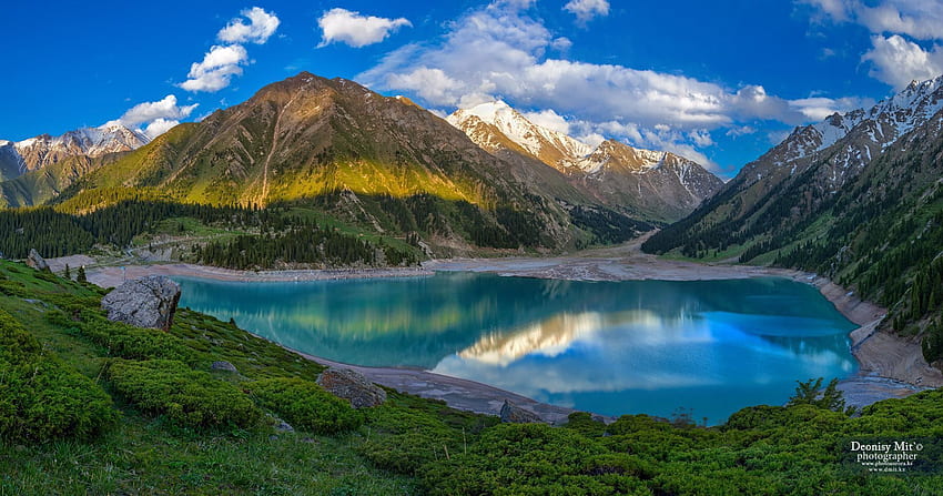 Wielkie jezioro Ałmaty. Góry Ile Alatau. Region Ałmaty, Kazachstan. Deonisy Mit”. Grafika podróżnicza, zabytki przyrody, wycieczka Tapeta HD