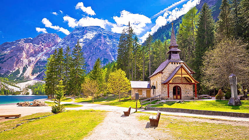 Igreja e lago Braies nas Dolomitas, Itália, caminho, nuvens, bancos, céu, Alpes, montanhas papel de parede HD