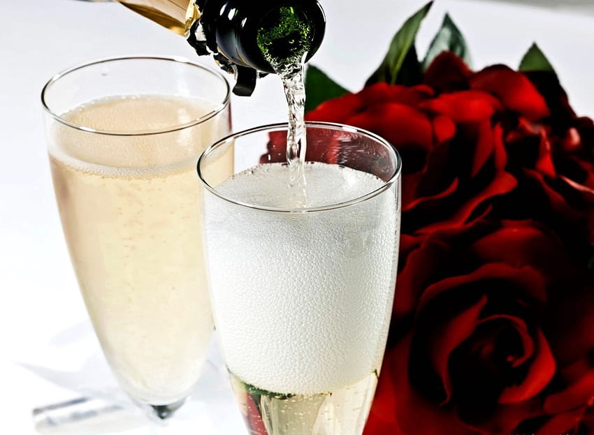 Week-end romantique, champagne, roses, amour, verres, roses rouges, soirée Fond d'écran HD
