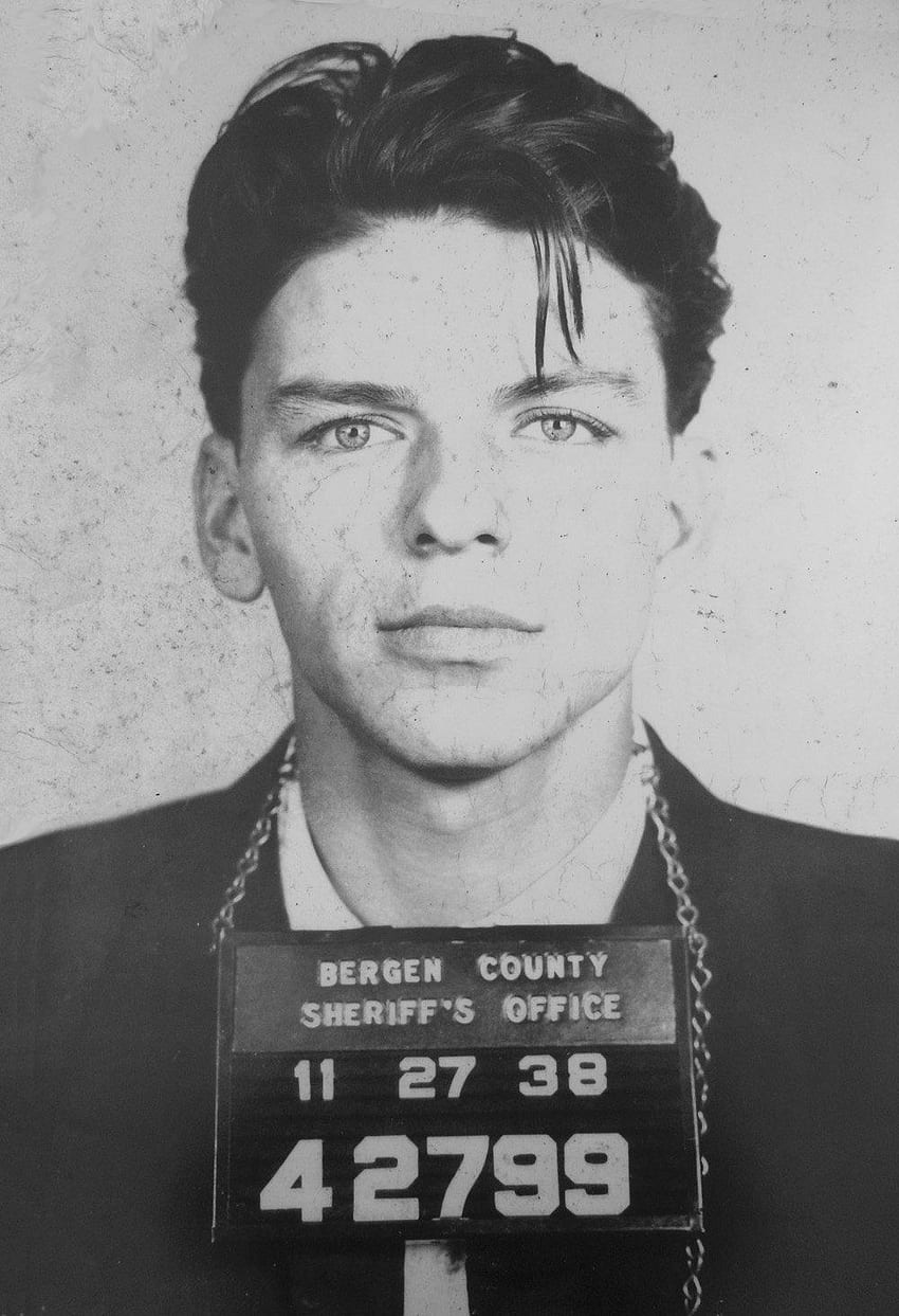 Impresión de la de la ficha policial de Frank Sinatra. Frank sinatra mugshot, Mug shots, Frank sinatra fondo de pantalla del teléfono