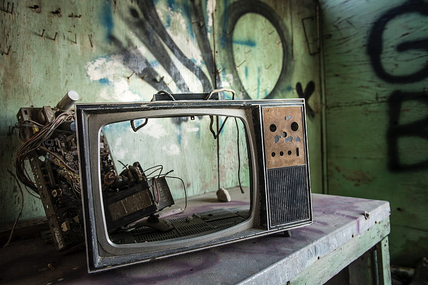 la cornice di un vecchio televisore vintage rotto sopra un tavolo, TV rotta Sfondo HD