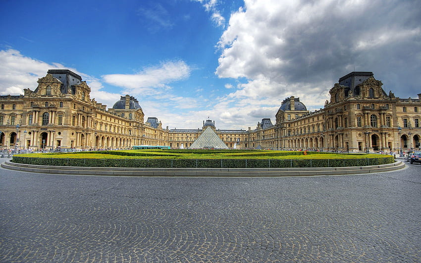 Louvre, musée, pyramide de verre, nuages, Paris, France Fond d'écran HD