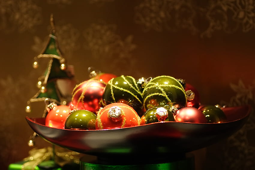 Коледни топки, цветни, графика, цветове, красота, Коледа, празник, вълшебна Коледа, нова година, Весела Коледа, магия, топки, красива, Честита нова година, красива, Коледа, зелено, топка, червено, прекрасно HD тапет