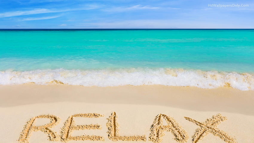 Бял пясъчен плаж с релаксиращ пясъчен надпис под синьо бяло небе HD тапет