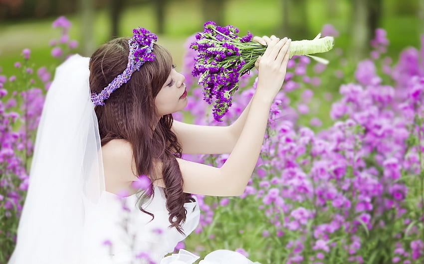 Panna młoda na fioletowym polu, ślubna panna młoda, bukiet, fioletowe kwiaty, azjata, brunetki, kobieta, piękno Tapeta HD