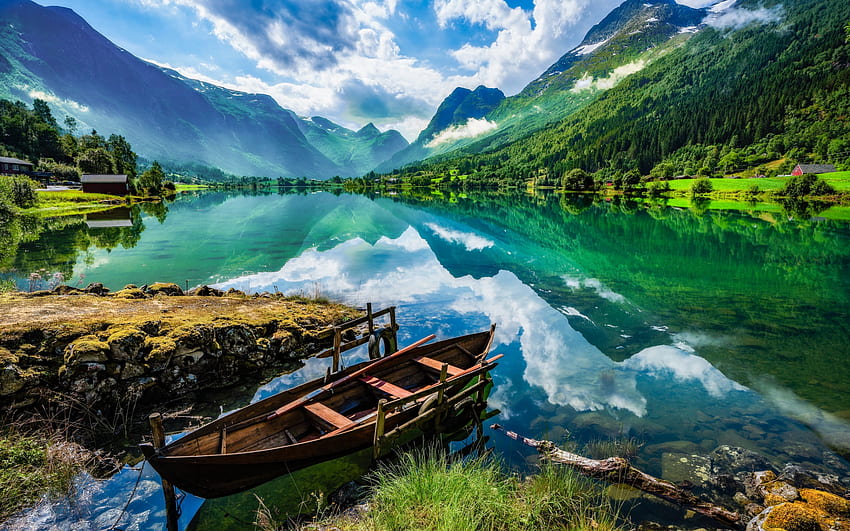 山の湖、r、氷河湖、春、山の風景、湖の木製ボート、ノルウェーの解像度. 高品質、春の山のシーン 高画質の壁紙