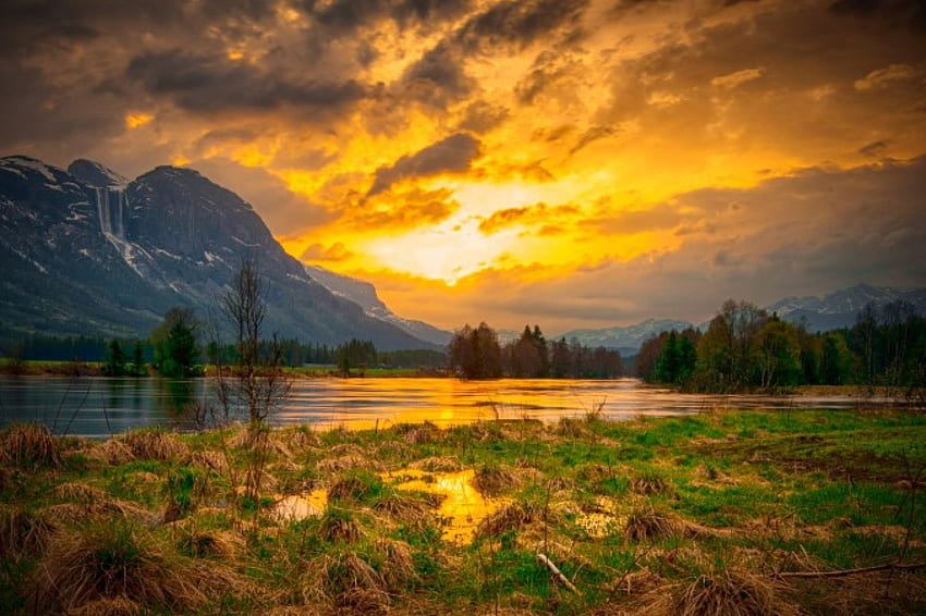 Wczesny wiosenny wieczór, Hemsedal, złoty, Norwegia, wodospady, piękny, trawa, pomarańcza, góra, jezioro, żółty, chmury, drzewa, niebo, zachód słońca Tapeta HD