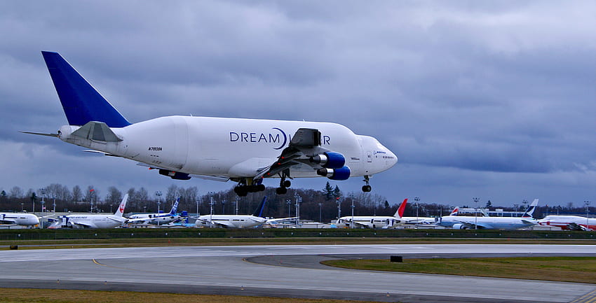 Boeing 747 400 Dreamlifter Aircrafts Airliner Airplane Beluga Cargo Plane Sky Transport . HD wallpaper