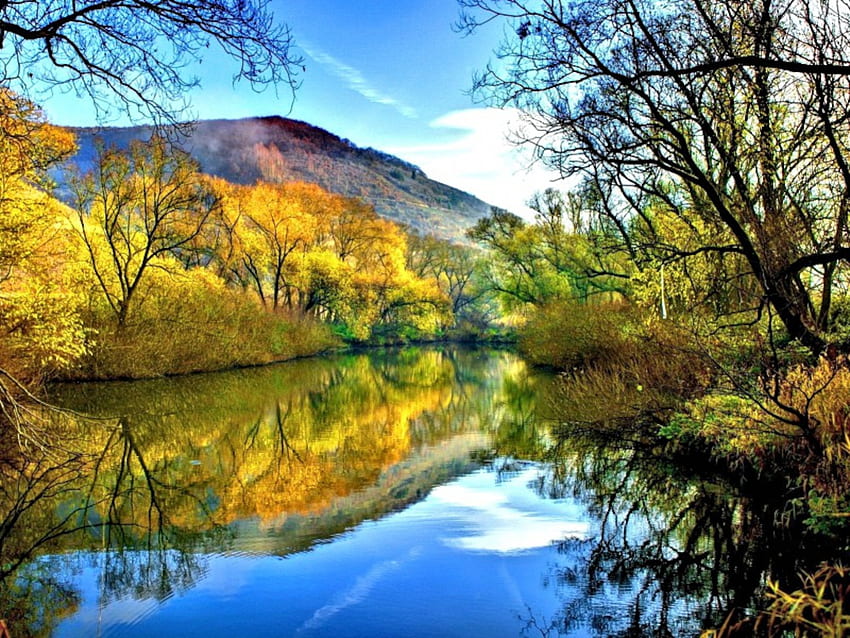 Jesień Jezioro Góra, odbicie, chmury, drzewa, niebo, natura, las, jezioro, góra Tapeta HD