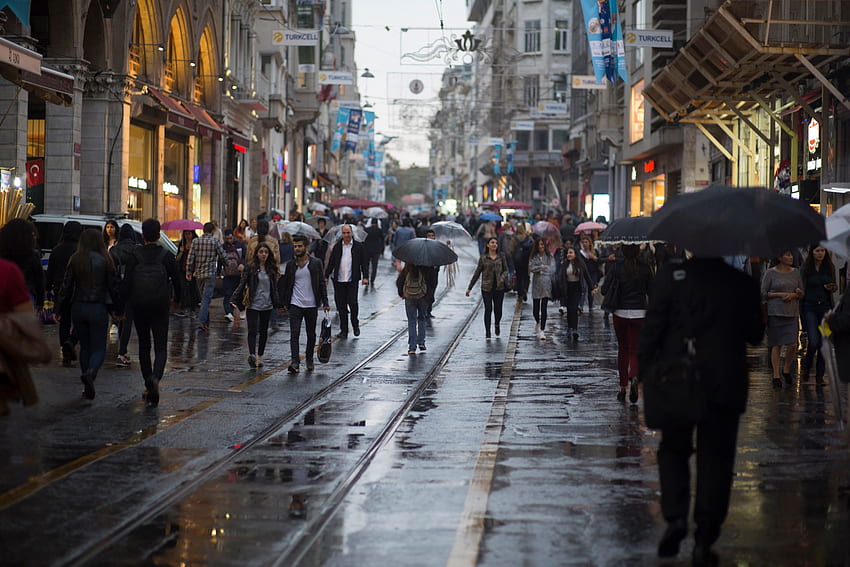 Хора на улицата, тълпа, ходене, град, мъже, жени, дъждовно, чадър • За вас за и мобилни устройства HD тапет