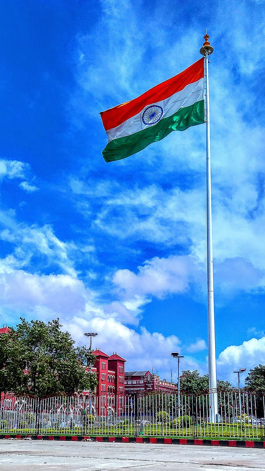 Drapeau indien, ciel, jour de l'indépendance, tricolore, drapeau national, tiranga, bharat, janaganamana, drapeau indien, hindusthan Fond d'écran de téléphone HD