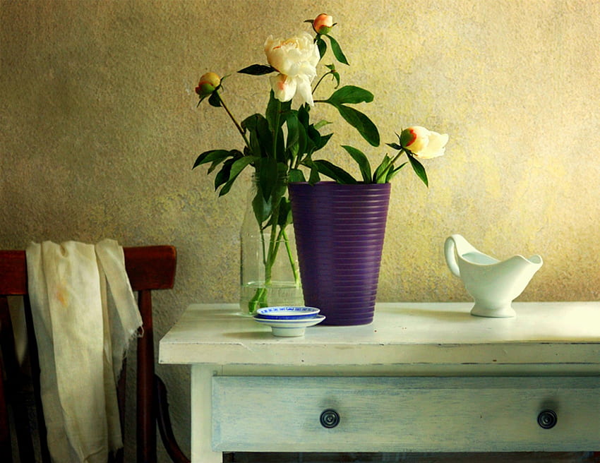 Simplicité, chaise, vase violet, table, tissu, vase, crémier en porcelaine, nature morte, fleurs, tableau blanc Fond d'écran HD
