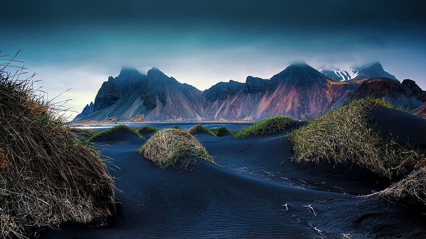 планински плаж черна пясъчна дюна исландска скала трева HD тапет