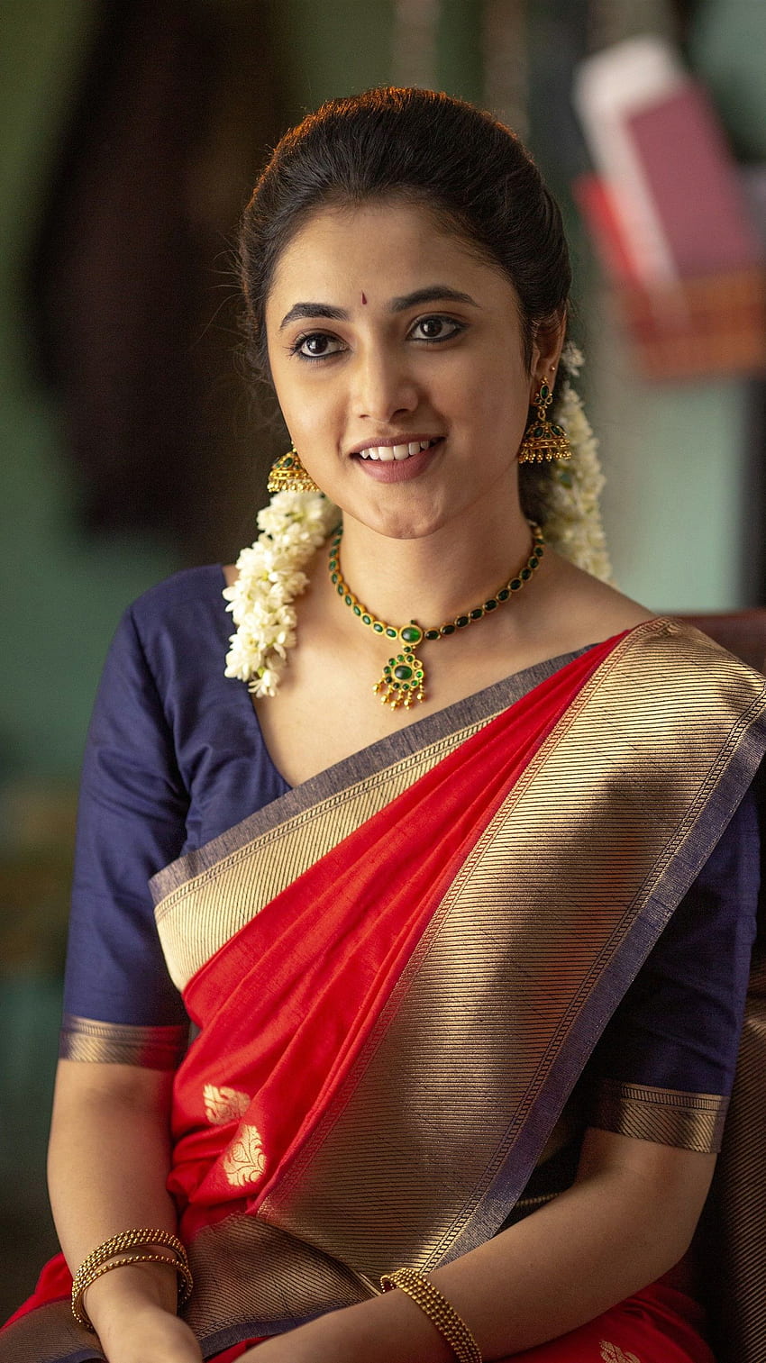 Priyanka mohan, tamil actress, saree lover HD phone wallpaper