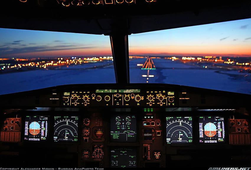 scattata a Mosca - Sheremetyevo (SVO / UUEE) in Russia nel gennaio 2011. Pilota di aeroplano, Cabina di pilotaggio, Cabina di aeroplano, Cabina di pilotaggio Sfondo HD
