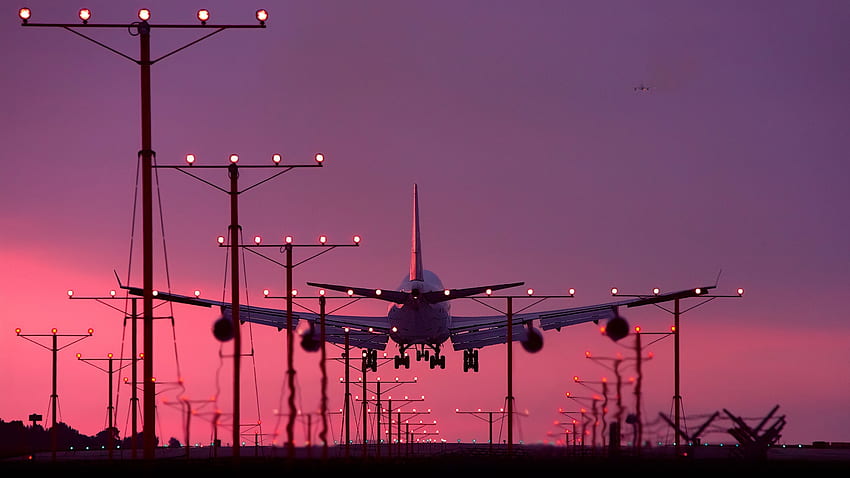 Sebuah pesawat penumpang mendarat saat matahari terbenam, Pesawat Penumpang Wallpaper HD