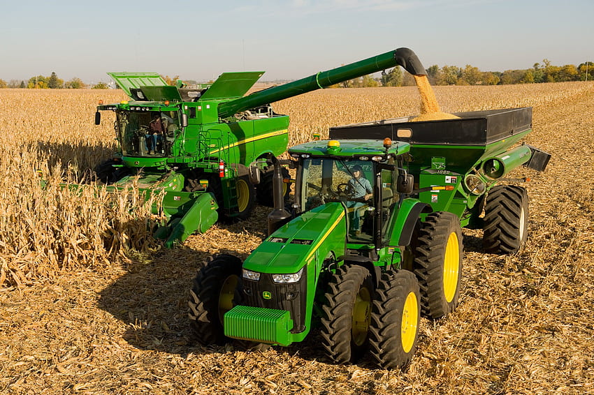 Märescher, der Mais mit Hilfe eines Traktors erntet - John Deere-Feldtraktoren - - HD-Hintergrundbild