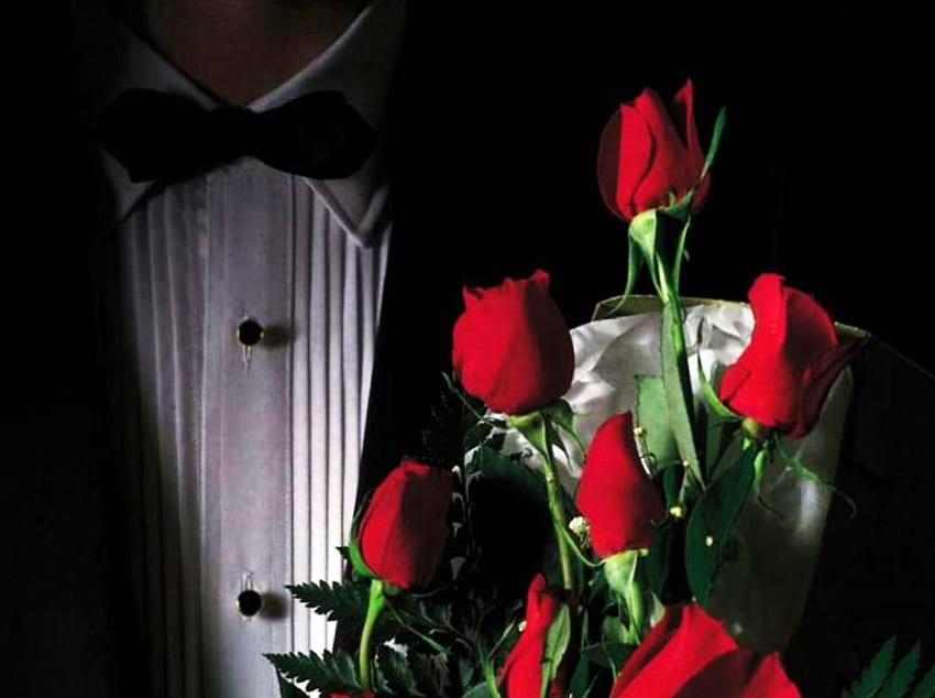 Formelles, plissiertes Hemd, Rosen, Mann, rotes Geschenk, Krawatte, schwarzer Anzug HD-Hintergrundbild